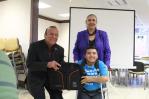 Foto 2 apoyos a sus alumnos