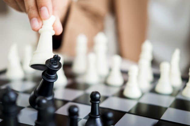 formacion-estrategica-negocios-rey-juego-ajedrez-es-juego-jaque-mate-mas_1423-1285