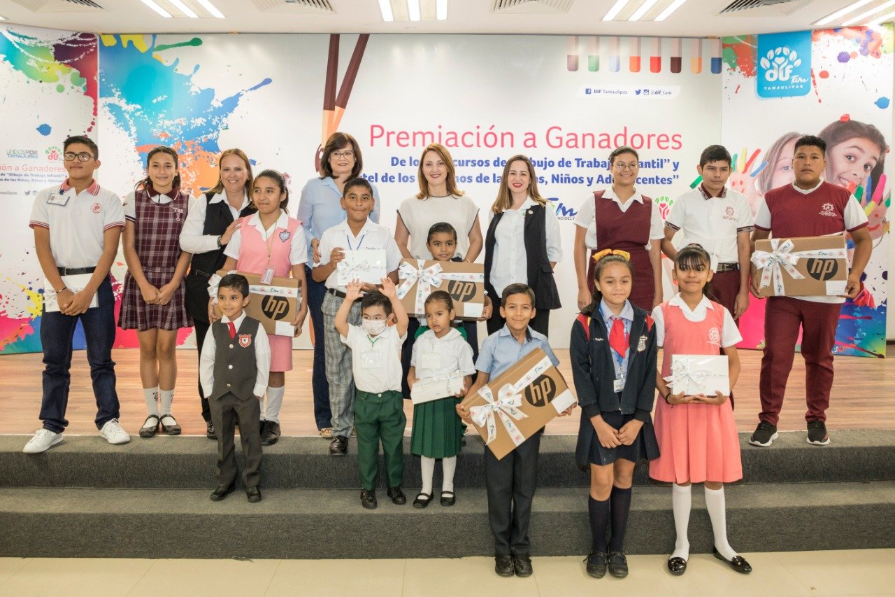 DIF-055-2019.-Fueron premiados por Mariana Gómez ganadores del concurso de cartel de derechos de niñas, niños, adolescentes y dibujo sobre el trabajo i