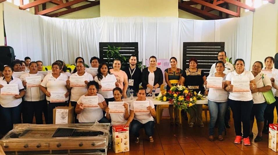 ENTREGA DE APOYOS AL AUTOEMPLEO EN ACAYUCAN (1)