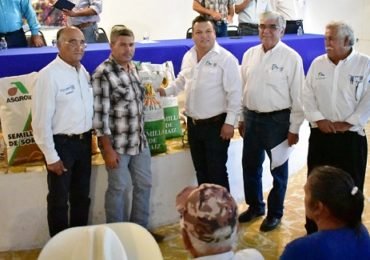 thumbnail_SRU-025-2019.-Gobierno-de-Tamaulipas-entrega-11.9-tons.-de-semilla-certificada-a-productores-de-SLM-y-Casas-4-1-370x260