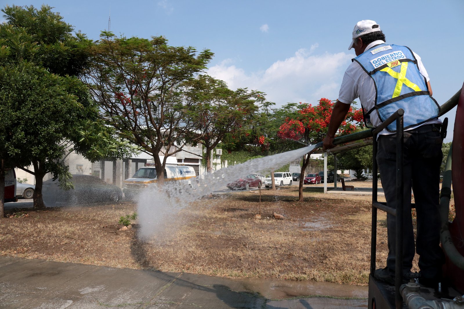 SDU-001-2020.-Aprovechan agua tratada en Ciudad Victoria regando plazas públicas, áreas verdes y parques (2)