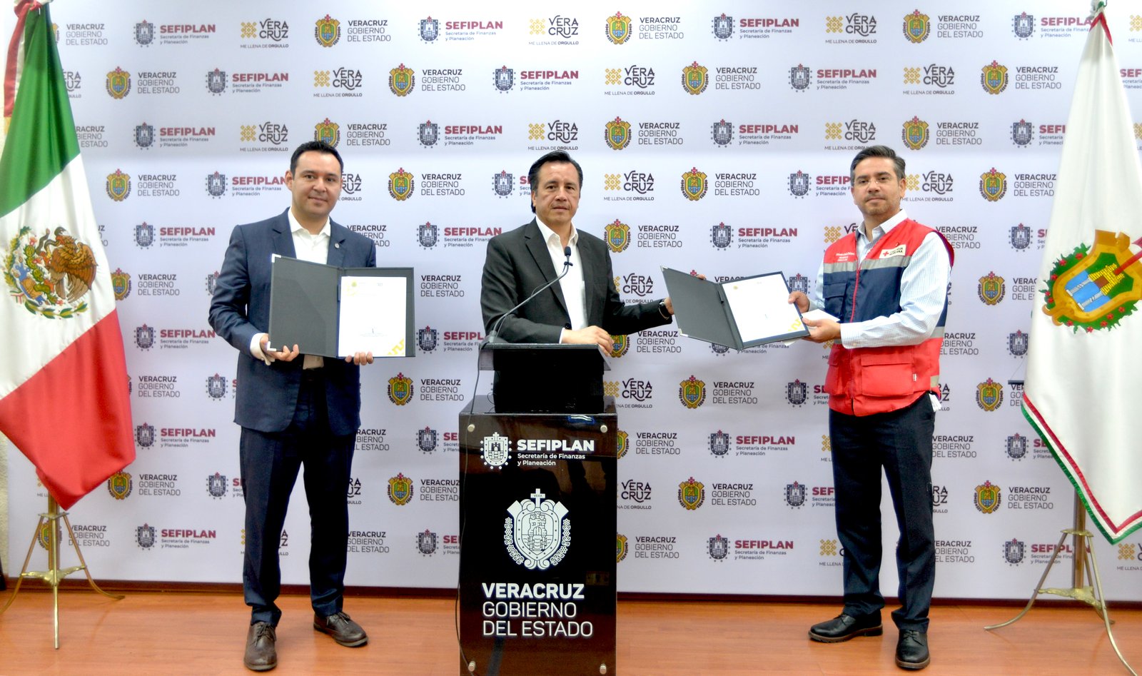 ENTREGA DONATIVO A CRUZ ROJA (4)