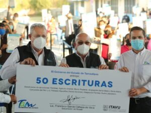 TAM-018-2021.-Francisco Cabeza de Vaca brinda certeza jurídica a las familias tamaulipecas con la entrega de escrituras. (4)