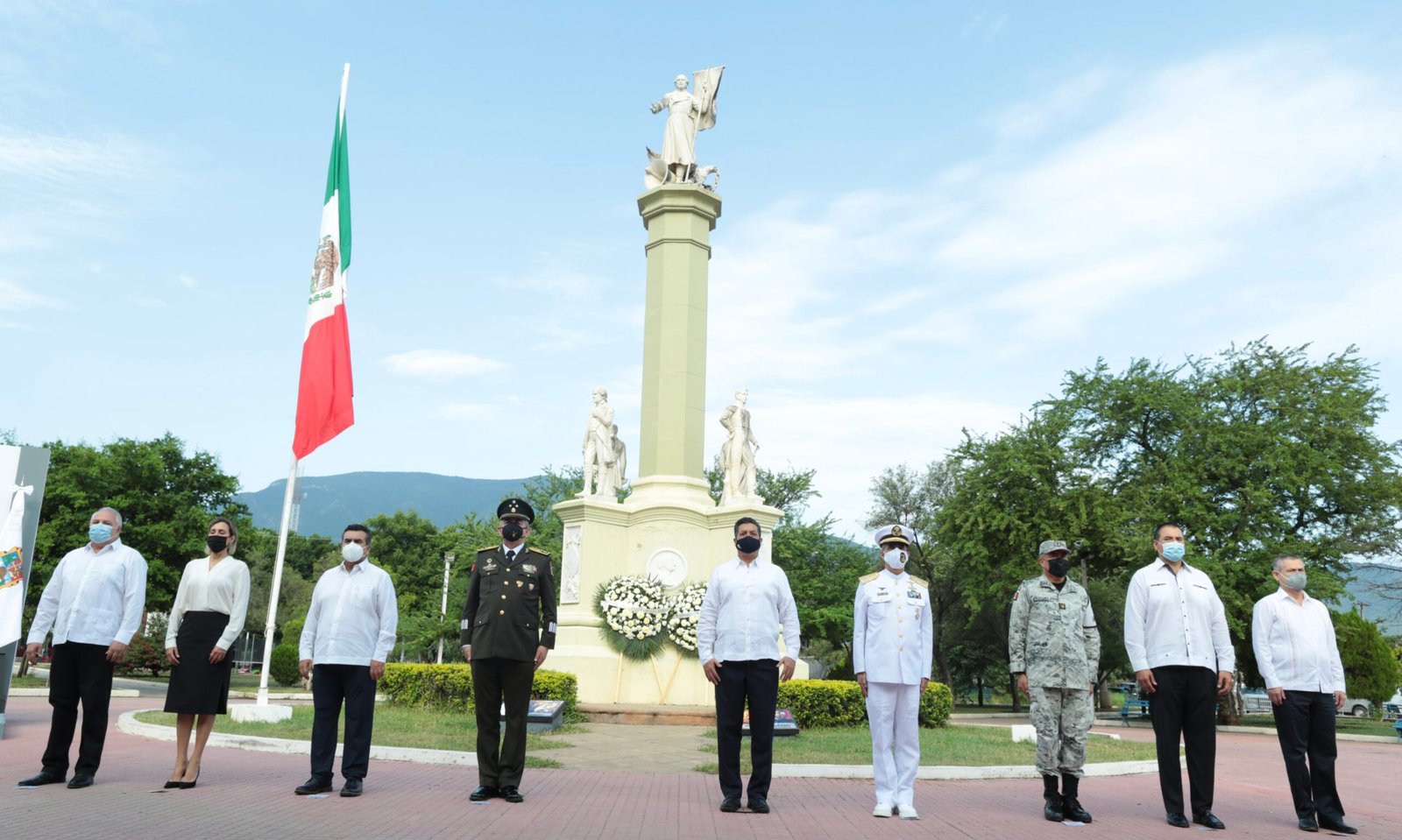 TAM-131-2021.-Autoridades montaron guardia de honor en el Monumento a los Héroes de la Independencia (2)