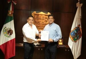 TAM-150-2021.-Entrega Gobernador Francisco García Cabeza de Vaca nuevo nombramiento en Secretaría de Salud
