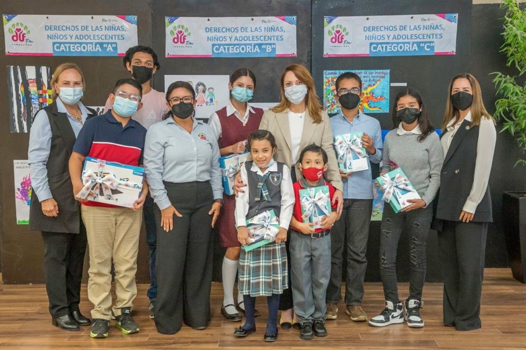 DIF-057-2021.-Premia Mariana Gómez a ganadores del concurso de cartel de derechos de niñas, niños, adolescentes (7)