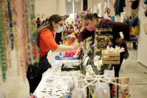 DIF-058-2021.-Todo un éxito quinto bazar navideño con causa del DIF Tamaulipas “Abrigando Esperanzas” (4)
