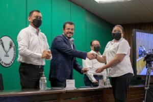 foto 2 entrega de becas 10 04 2022