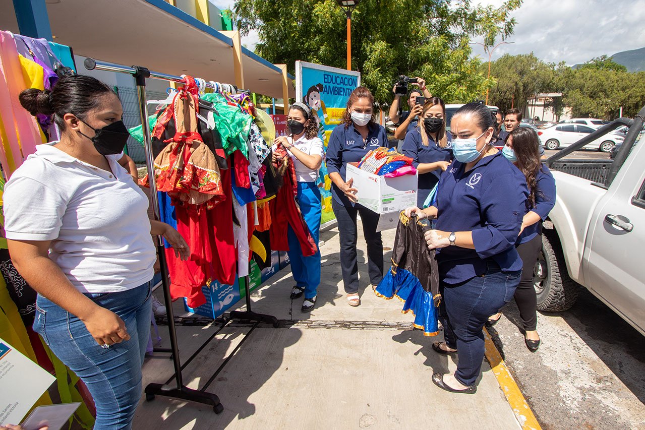 foto 3 donación de disfraces 18 06 2022