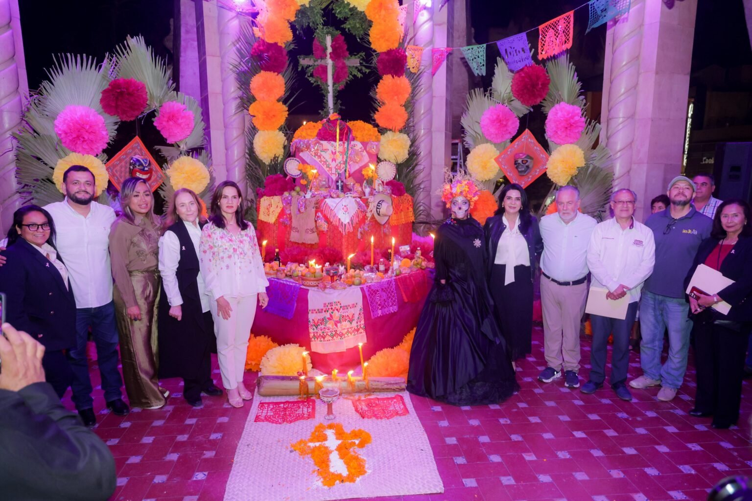 Celebran el Xantolo con monumental altar en la Plaza de Armas de ...