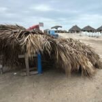 Daños por “norte” derriban más de 30 palapas en playa; buscan recuperarse antes de Semana Santa.